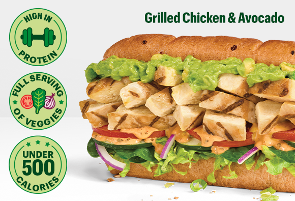 Un sub Grilled Chicken & Avocado y sellos que indican: “alto en proteínas”, “porción completa de verduras” y “menos de 500 calorías.”